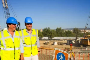 El alcalde y el presidente de EMACSA visitan las obras del tanque de tormentas