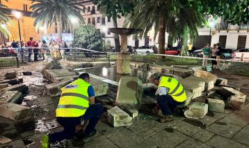 EMACSA actúa en la Fuente de la plaza de la Magdalena e investiga el motivo de su rotura